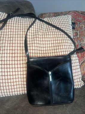Vera Pelle Black Leather Handbag with Embossed Logo